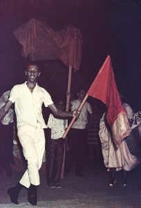 Porta Estandarte de HÃ©lio Oiticica com passista da mangueira, 1965. Arquivo Projeto HO